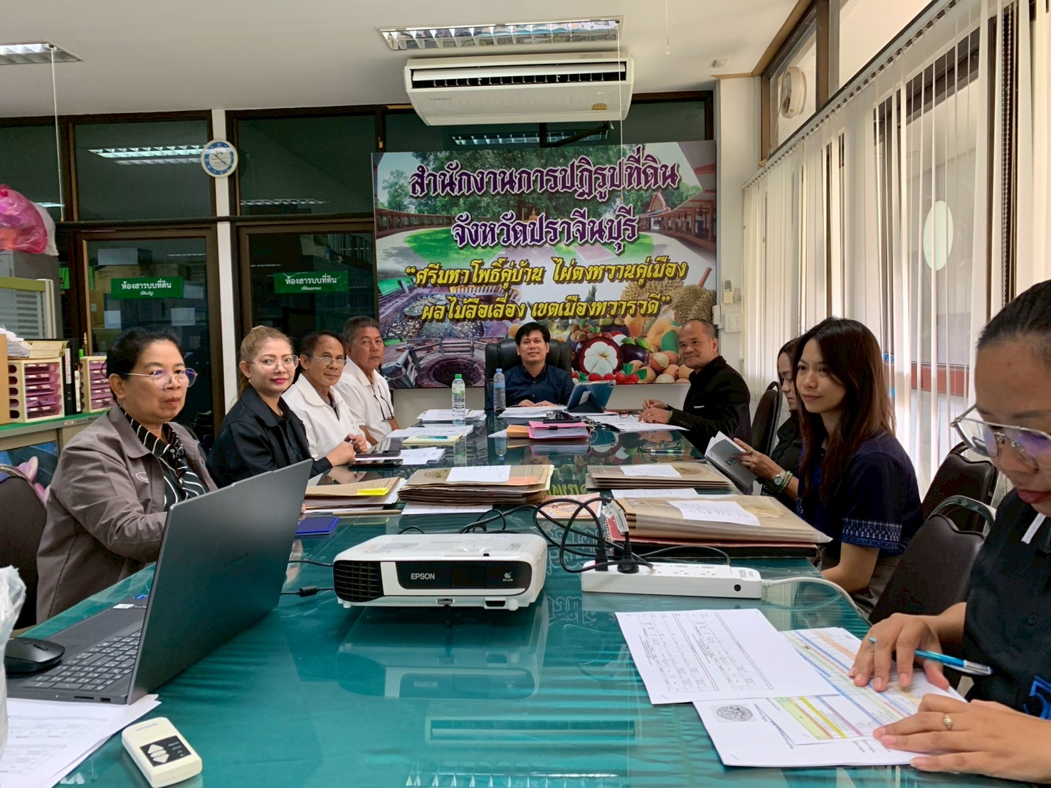 title - วันศุกร์ที่ 13 มีนาคม 2569 เวลา 10.00 น. นายวิทูล ประดิษฐบุญ ปฏิรูปที่ดินจังหวัดปราจีนบุรี  พร้อมด้วยผู้อำนวยการกลุ่มงานช่างและแผนที่ ผู้อำนวยการกลุ่มกฎหมาย ผู้อำนวยการกลุ่มการเงินบัญชีและจัดเก็บผลประโยชน์ ผู้อำนวยการกลุ่มยุทธศาสตร์และการปฏิรูปที่ดิน และเจ้าหน้าที่ ส.ป.ก.ปราจีนบุรี  ที่เกี่ยวข้อง จัดการประชุมคณะทำงานตรวจสอบคุณสมบัติผู้ยื่นคำขอเข้าทำประโยชน์ในเขตปฏิรูปที่ดินจังหวัดปราจีนบุรี ครั้งที่ 6/2569